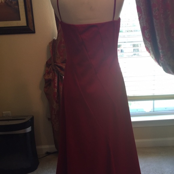 Beautiful crimson red evening gown. - Picture 4 of 5